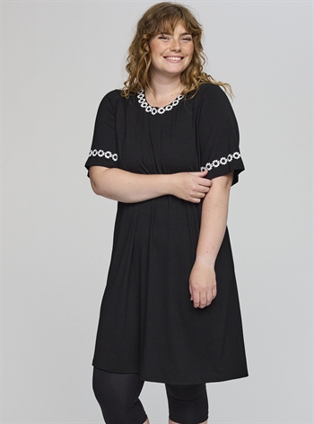 Studio - Blair Kjole, Sort m/Hvide blomster